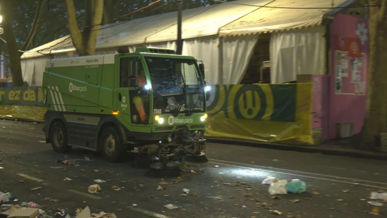 Bilbao recupera su "brillo" tras la primera noche de Aste Nagusia. La primera noche de Aste Nagusia ha llenado Bilbao de música y alegría. Mientras la ciudad celebra, el servicio de limpieza Bilbaogarbi ha trabajado sin descanso para que limpiar las calles y el recinto de txosnas.