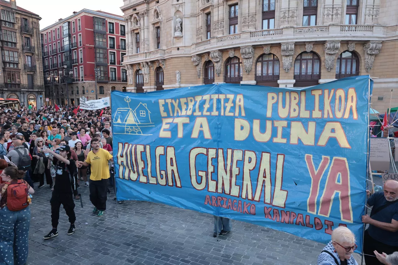GRAFCAV245. BILBAO, 02/10/2026.-Un momentos de la manifestación en Bilbao convocada por los sindicatos de vivienda de Euskadi en las tres capitales vascas, en favor de una vivienda digan y sin especulación EFE/Luis Tejido
