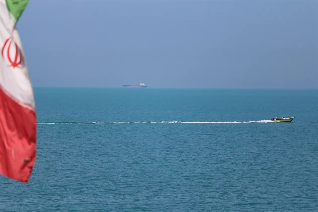 (Foto de ARCHIVO)

April 28, 2024, Bushehr, Iran: A boat is sailing as Iranian flag waves on the northern coast of the Persian Gulf in the seaport city of Bushehr, Bushehr Province, southern Iran. The Persian Gulf is a Mediterranean Sea in West Asia. It is an extension of the Indian Ocean located between Iran and the Arabian Peninsula. The Strait of Hormuz connects it to the Gulf of Oman in the east. The Shatt al-Arab River delta forms the northwest shoreline.



Europa Press/Contacto/Rouzbeh Fouladi

28/4/2024