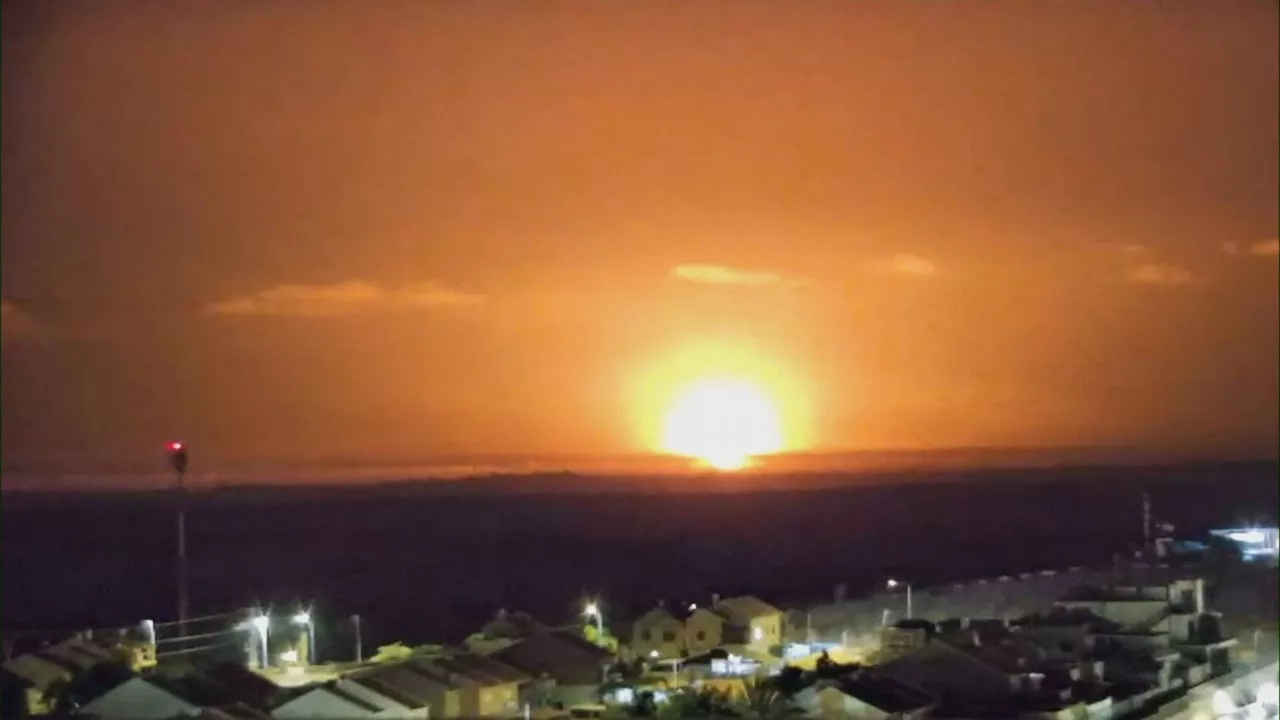 Israel sigue con su ofensiva militar contra la Ciudad de Gaza. Los bombardeos no dejan de sucederse. Las explosiones son visibles a kilómetros de distancia, sobre todo por la noche.