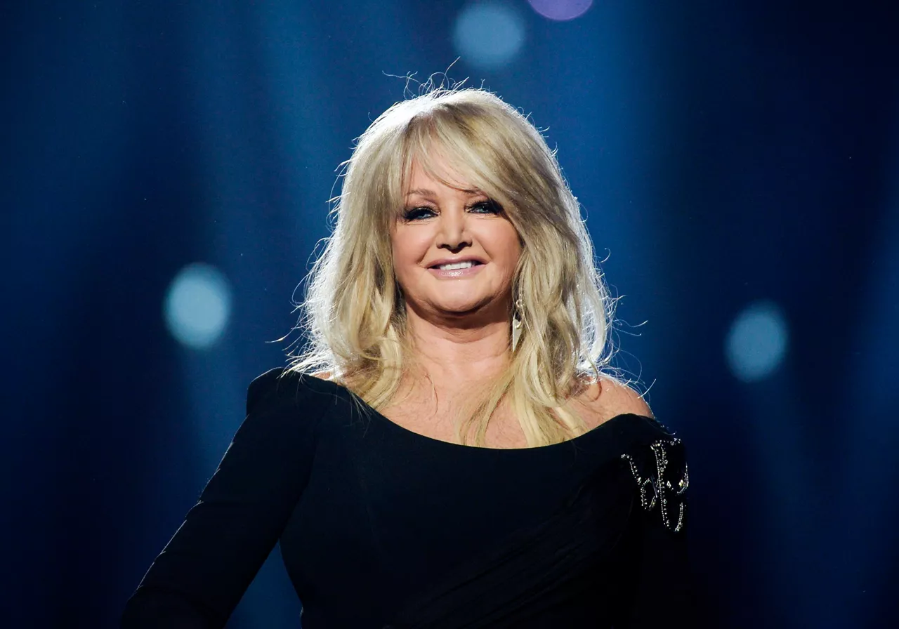 PORTUGAL, 09/07/2026.- La cantante británica Bonnie Tyler, conocida sobre todo por su éxito 'Total Eclipse of the Heart', ha muerto a los 75 años, según un comunicado en su página web. Tyler falleció "inesperadamente" en un hospital de Portugal, donde recibía tratamiento, informó su familia en la nota. "La familia y el equipo de Bonnie están desconsolados al anunciar que falleció inesperadamente anoche en un hospital de Portugal, a consecuencia de la enfermedad por la que estaba siendo tratada", agregaron. "Por ahora pedimos privacidad para afrontar esta tragedia", puntualiza la nota. En la imagen, Tyler durante su actuación en la gran final de la 58ª edición de Festival de Eurovisión en Malmo, Suecia, en 2013. EFE/ Jessica Gow

