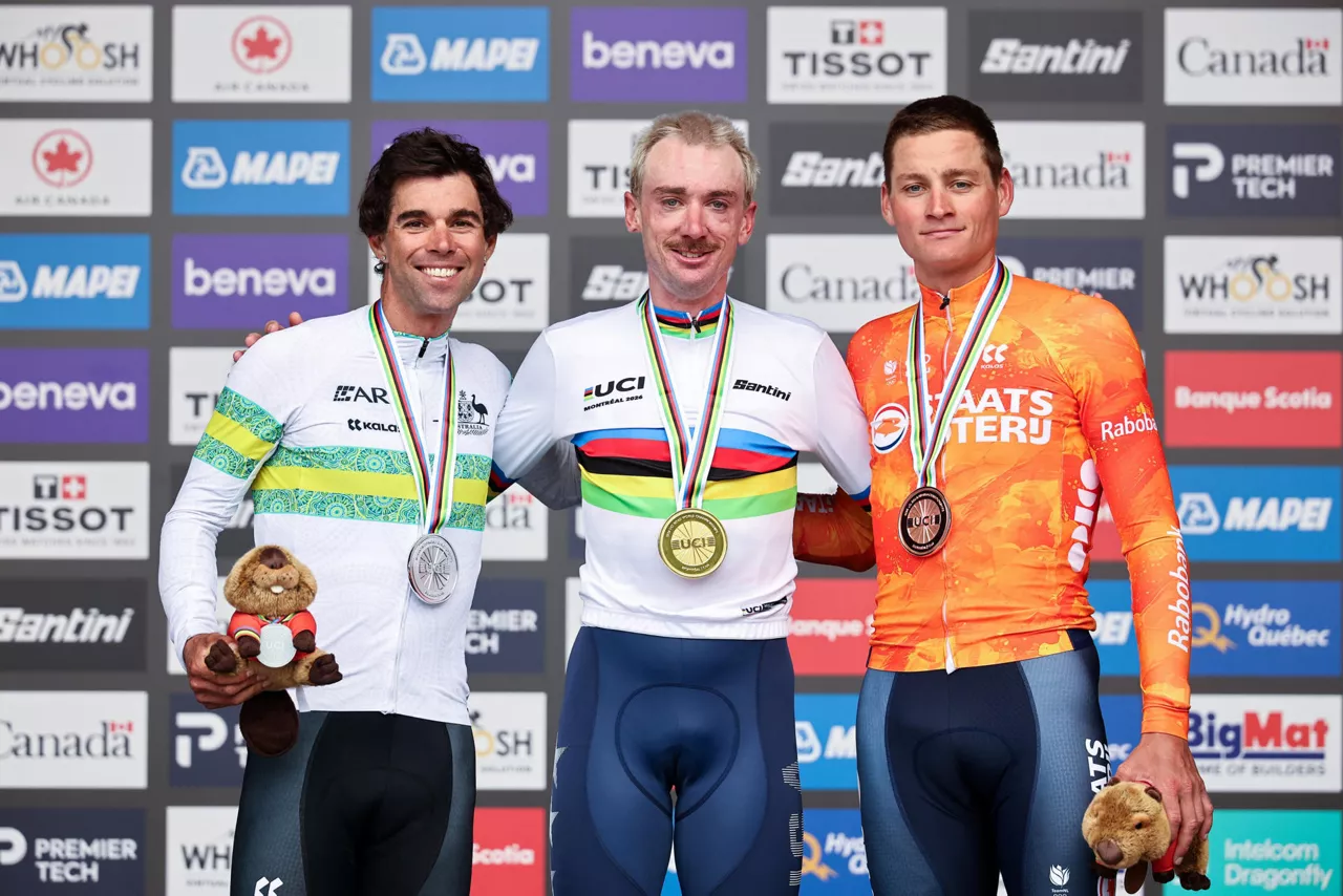 AME938. MONTREAL (CANADÁ), 27/09/2026.- Fotografía tomada de la cuenta oficial en X de la Unión Ciclista Internacional @UCI_cycling que muestra de izquierda a derecha a los ciclistas de Australia, Michael Matthews medalla de plata; de Estados Unidos, Brandon McNulty medalla de oro y de los Países Bajos, Mathieu van der Poel medalla de bronce, posando durante la premiación de la prueba élite masculina de ciclismo de ruta este domingo en Montreal (Canadá). EFE/@UCI_cycling /SOLO USO EDITORIAL NO VENTAS/ SOLO DISPONIBLE PARA ILUSTRAR LA NOTICIA QUE ACOMPAÑA (CRÉDITO OBLIGATORIO)
