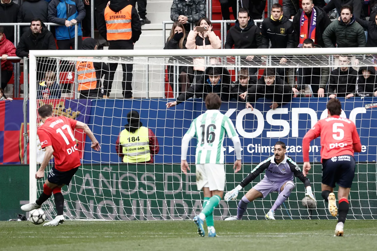 PAMPLONA, 12/04/2026.- El delantero croata de Osasuna Ante Budimir (i) marca de penalti gol ante el Real Betis (1-1) durante el partido de Liga que Real Betis y Osasuna disputan este domingo en el estadio de El Sadar. EFE/Jesús Diges
