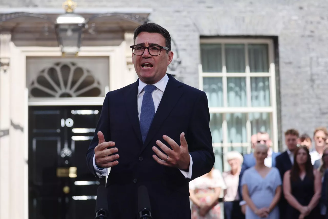 London (United Kingdom), 20/07/2026.- New British Prime Minister Andy Burnham delivers a speech outside 10 Downing Street in London, Britain, 20 July 2026. Burnham became British Prime Minister after Keir Starmer resigned. (Reino Unido, Londres) EFE/EPA/ANDY RAIN
