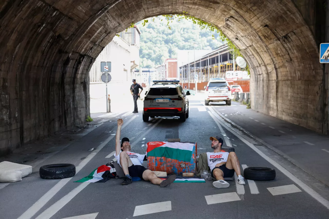 GRAFCAV4859. BEASAIN (GIPUZKOA) (ESPAÑA), 13/06/2026.- Un grupo de activistas de la plataforma Solidaridad con Palestina ha llevado a cabo "una iniciativa de desobediencia" en los accesos a las instalaciones de CAF, en varios de los cuales han bloquedado algunos de los pasos. EFE/Juan Herrero.
