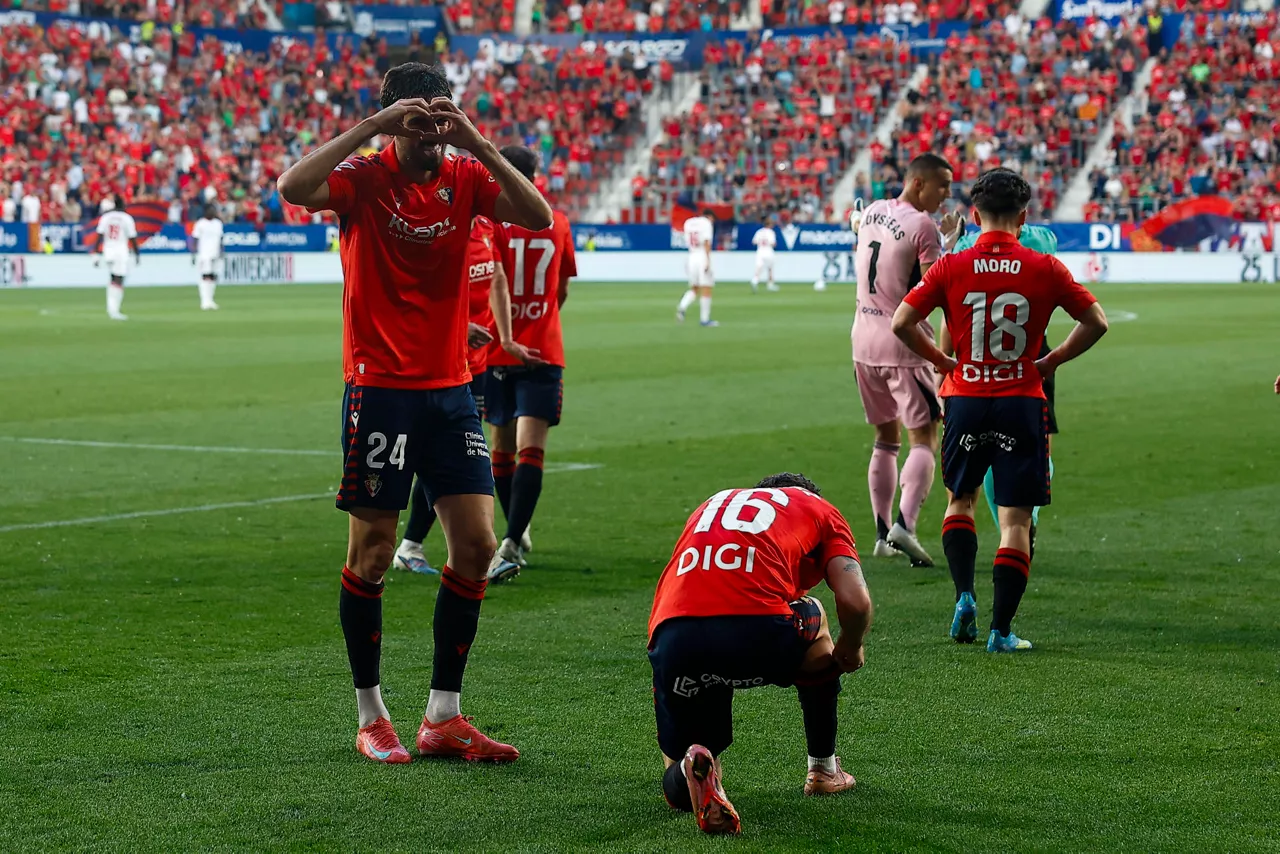 PAMPLONA (ESPAÑA), 26/04/2026.- El defensa de Osasuna Alejandro Catena (i) celebra su gol, segundo del equipo ante el Sevilla, durante el partido de la jornada 32 de LaLiga que Atlético Osasuna y Sevilla FC disputan este domingo en el estadio de El Sadar, en Pamplona. EFE/ Villar López
