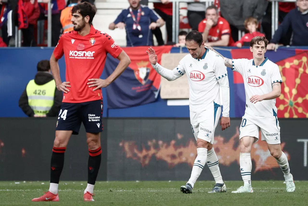 Espanyol's Kike García (C) celebrates after scoring against Osasuna during the Spanish LaLiga soccer march between CA Osasuna and RCD Espanyol, in Pamplona, Spain, 17 May 2026. EFE/ Jesus Diges
