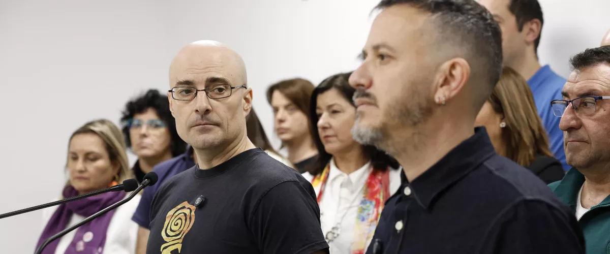 BILBAO, 18/03/2026.- El secretario general de CCOO Euskadi, Santi Martínez (i), y el responsable de política lingüística, Alfonso Ríos (d), intervienen este miércoles en la rueda de prensa en la que el sindicato ha expuesto su política lingüística y las consecuencias de su defensa. EFE/ Miguel Toña
