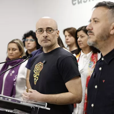 BILBAO, 18/03/2026.- El secretario general de CCOO Euskadi, Santi Martínez (i), y el responsable de política lingüística, Alfonso Ríos (d), intervienen este miércoles en la rueda de prensa en la que el sindicato ha expuesto su política lingüística y las consecuencias de su defensa. EFE/ Miguel Toña
