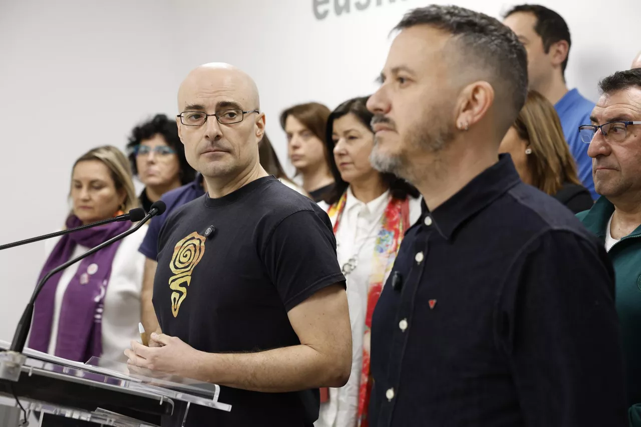 BILBAO, 18/03/2026.- El secretario general de CCOO Euskadi, Santi Martínez (i), y el responsable de política lingüística, Alfonso Ríos (d), intervienen este miércoles en la rueda de prensa en la que el sindicato ha expuesto su política lingüística y las consecuencias de su defensa. EFE/ Miguel Toña

