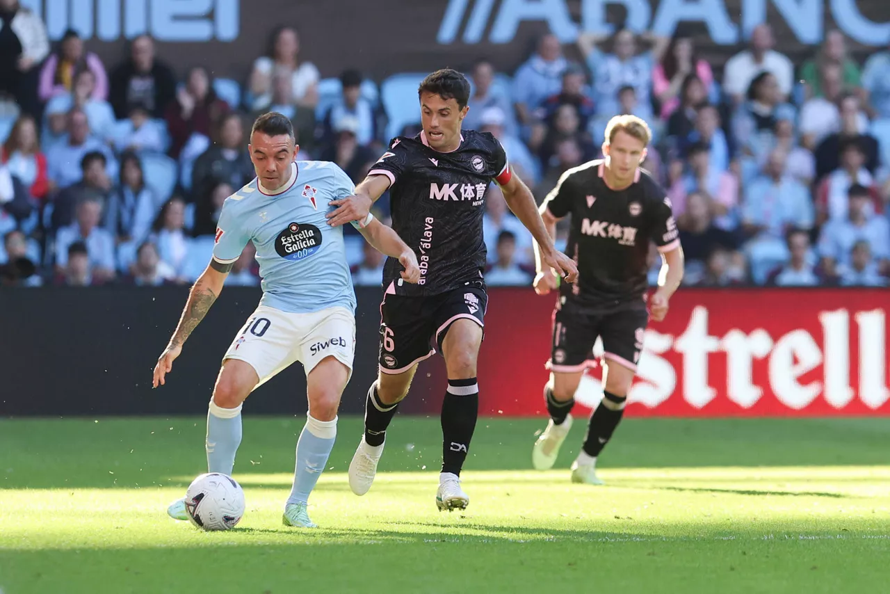 VIGO, 18/10/2026.- -El jugador del Celta Iago Aspas pugna por un balón con el jugador del Alavés Guevara durante el partido de la jornada 9 de LaLiga entre el Celta de Vigo y el Alavés, este domingo en el Estadio Abanca-Balaídos.- EFE/ Salvador Sas
