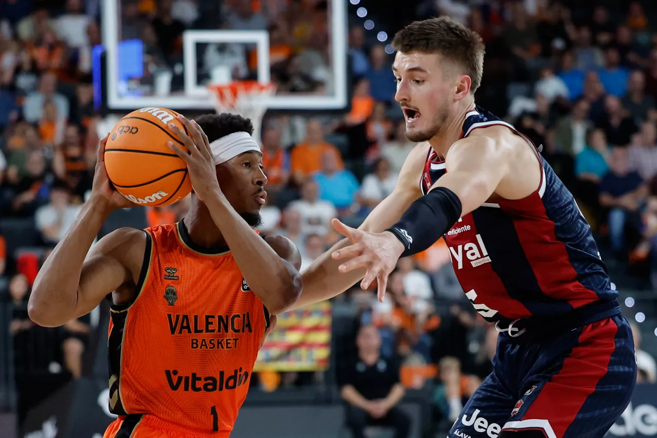 VALENCIA, 25/10/2026.- El alero estadounidense del Valencia Basket Kameron Taylor (i) pelea una posesión ante el ala-pívot francés del Kosner Baskonia Clément Frisch durante un encuentro correspondiente a la quinta jornada de la Liga Endesa disputado entre el Valencia Basket y el Kosner Baskonia en el Roig Arena de Valencia, este domingo. EFE/ Ana Escobar
