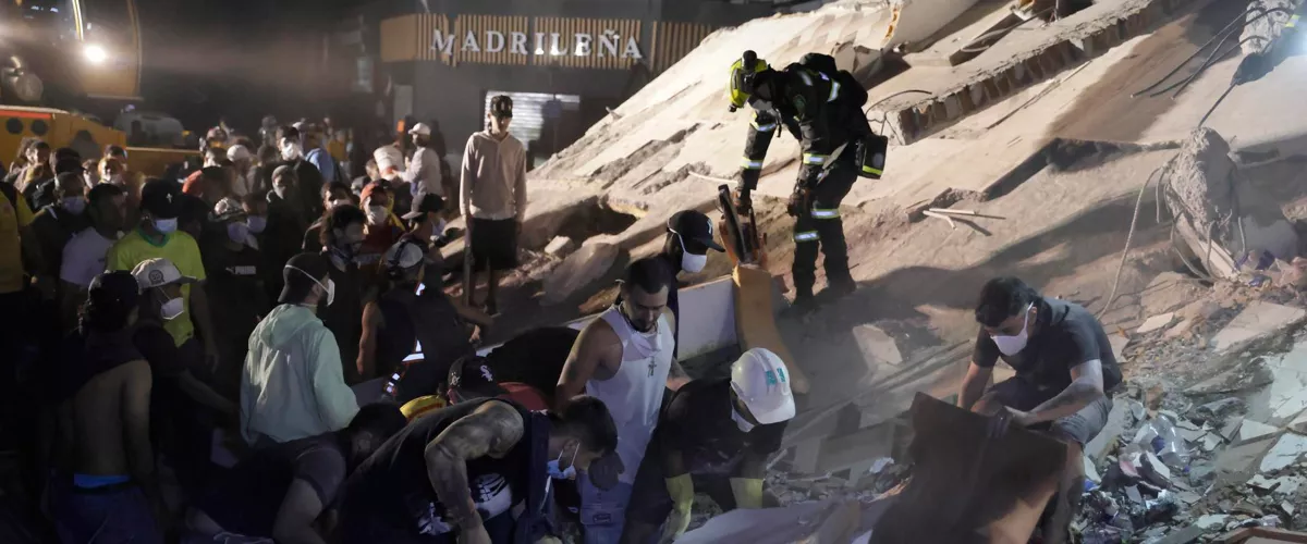 Pereira (Colombia), 11/08/2026.- Members of the Search and Rescue Police and other individuals conduct search operations in a building across from Parque la Libertad, following a 7.4-magnitude earthquake that struck the country, in Pereira, Colombia, 10 August 2026. Colombian President Abelardo de la Espriella stated that the San Jose de Palmar earthquake, which shook most of the country, has killed at least 132 people and left 572 injured. (Terremoto/sismo) EFE/EPA/CARLOS ORTEGA
