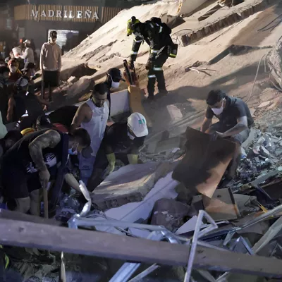 Pereira (Colombia), 11/08/2026.- Members of the Search and Rescue Police and other individuals conduct search operations in a building across from Parque la Libertad, following a 7.4-magnitude earthquake that struck the country, in Pereira, Colombia, 10 August 2026. Colombian President Abelardo de la Espriella stated that the San Jose de Palmar earthquake, which shook most of the country, has killed at least 132 people and left 572 injured. (Terremoto/sismo) EFE/EPA/CARLOS ORTEGA
