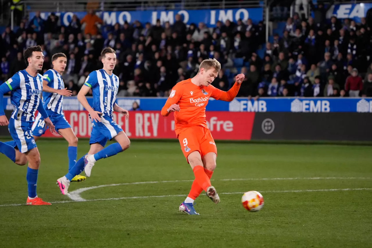 El delantero de la Real Orri Óskarsson (d) chuta para marcar el tercer gol, durante el partido de los cuartos de final de la Copa del Rey que Deportivo Alavés y Real Sociedad disputan este miércoles en el estadio de Mendizorrotza, en Vitoria. 