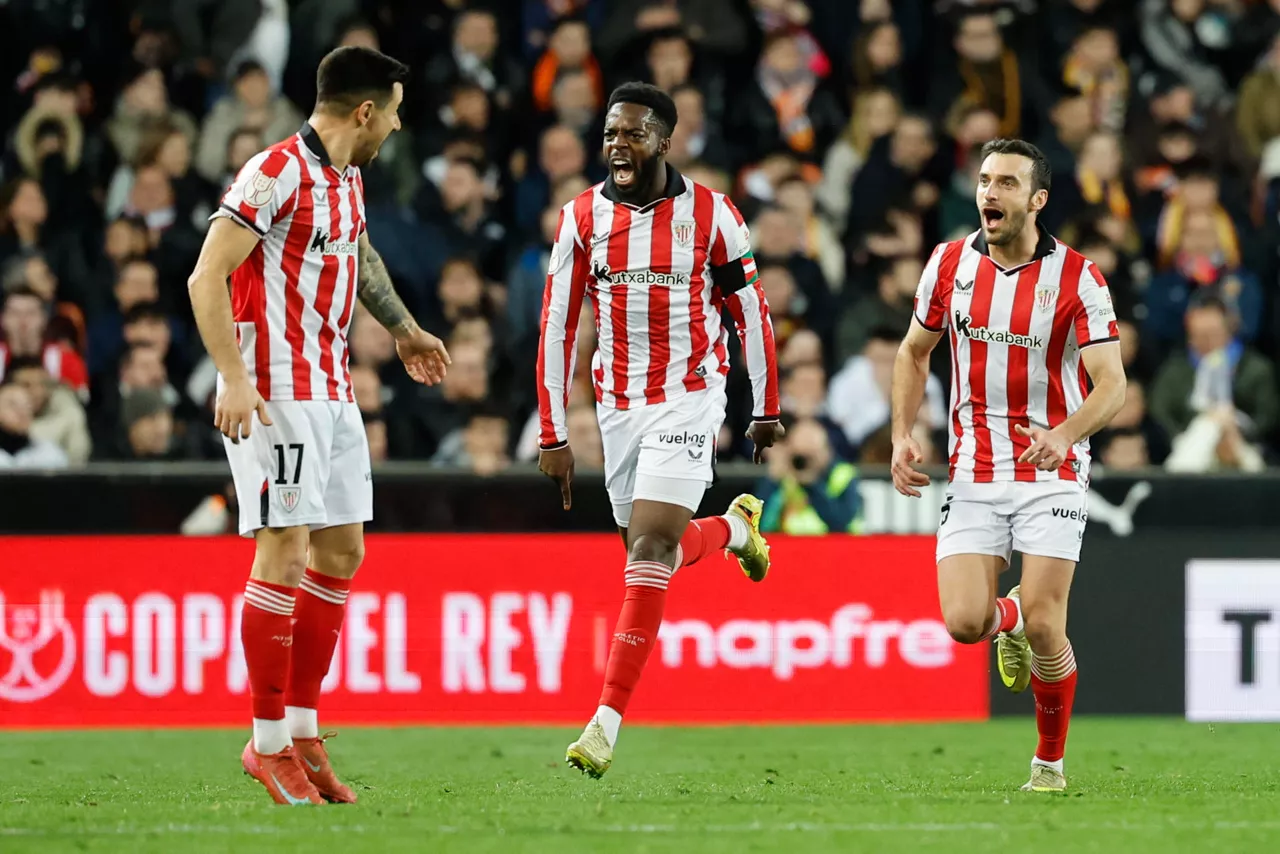 El delantero del Athletic Club, Iñaki Williams (c), tras conseguir el segundo gol del equipo bilbaino durante el partido de cuartos de final de la Copa del Rey de fútbol entre el Valencia y el Athletic Club, este miércoles en el estadio de Mestalla. EFE/ Ana Escobar
