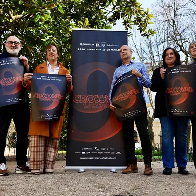 GRAFCAV968. SAN SEBASTIÁN, 13/03/2026.- La diputada de Cultura de San Sebastián, Goizane Alvarez (2i), el jefe de servicio de promoción cultural, Patxi Pres (c), Jon Paul Arroyo, responsable de creación, desarrollo y producción de proyectos de Kultur Factory (i), la directora de Cultura de Tabakalera, Clara Montero (2d), y la responsable de Kulrur Factory, Yosune Gómez (d), durante la presentación este viernes en San Sebastián de una nueva edición del festival de cultura de las series Crossover tras batir su récord de asistencia en 2025 y consolidarse como un punto de referencia para los amantes de estos productos audiovisuales con estrenos, debates y mesas redondas. EFE/Javi Colmenero

