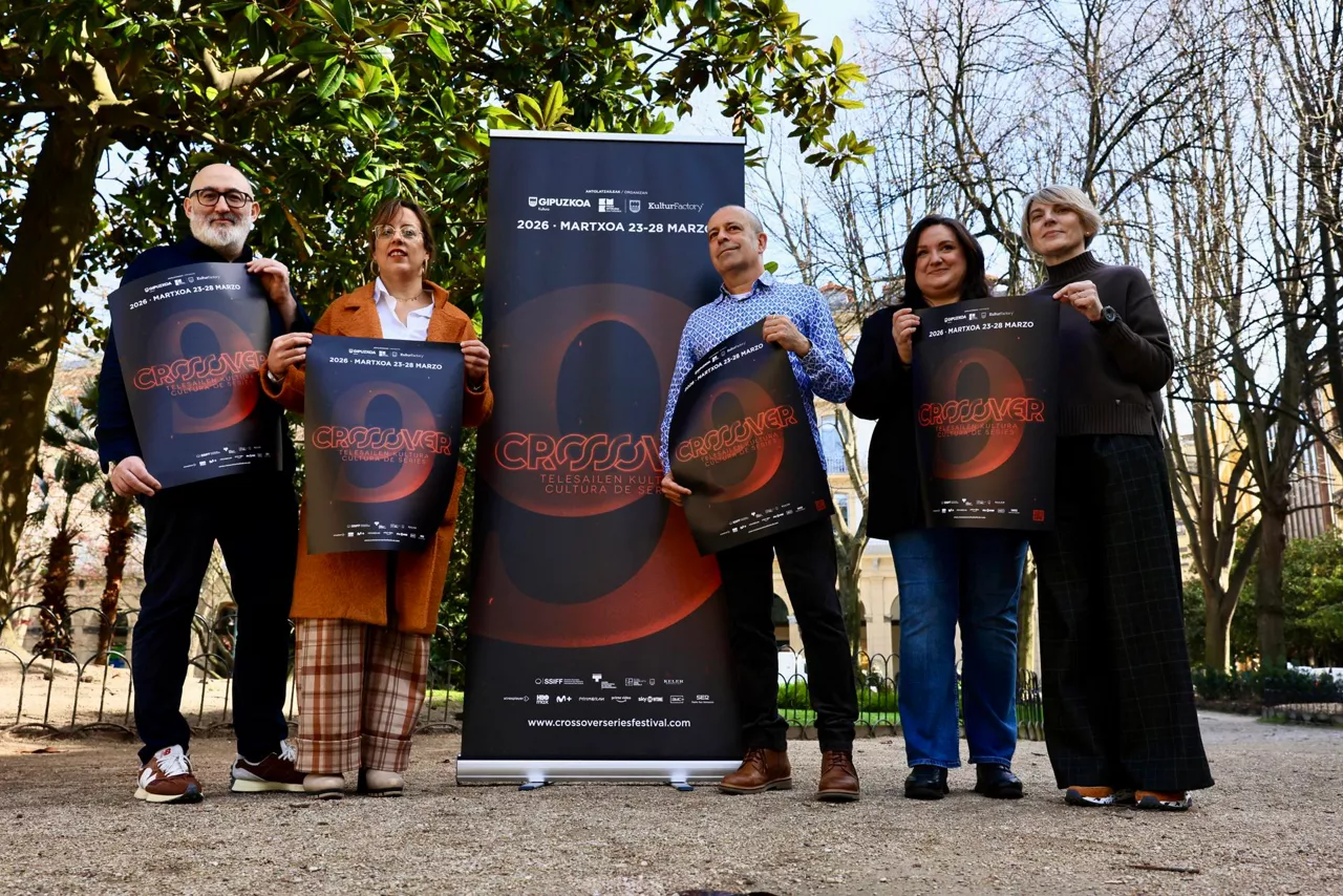 GRAFCAV968. SAN SEBASTIÁN, 13/03/2026.- La diputada de Cultura de San Sebastián, Goizane Alvarez (2i), el jefe de servicio de promoción cultural, Patxi Pres (c), Jon Paul Arroyo, responsable de creación, desarrollo y producción de proyectos de Kultur Factory (i), la directora de Cultura de Tabakalera, Clara Montero (2d), y la responsable de Kulrur Factory, Yosune Gómez (d), durante la presentación este viernes en San Sebastián de una nueva edición del festival de cultura de las series Crossover tras batir su récord de asistencia en 2025 y consolidarse como un punto de referencia para los amantes de estos productos audiovisuales con estrenos, debates y mesas redondas. EFE/Javi Colmenero
