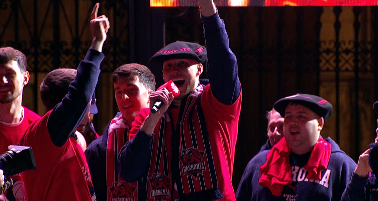 Tadas Sedekerskisek Ikusi Mendizaleak abestu du Errege Koparen ospakizunean