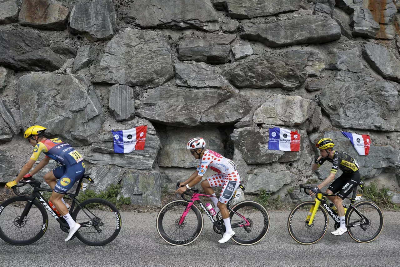 LE BOURG D'OISANS (France), 25/07/2026.- (L-R) Spanish cyclist Juan Ayuso of Lidl-Trek, Polka Dot Jersey best climber Danish cyclist Ecuadorian cyclist Richard Carapaz of EF Education - EasyPost, and US cyclist Sepp Kuss of Team Visma | Lease a Bike in action during Stage 20 of the Tour de France, a 170.9 km route from Le Bourg d'Oisans to Alpe d'Huez, France, 25 July 2026. (Ciclismo, Francia) EFE/EPA/YOAN VALAT
