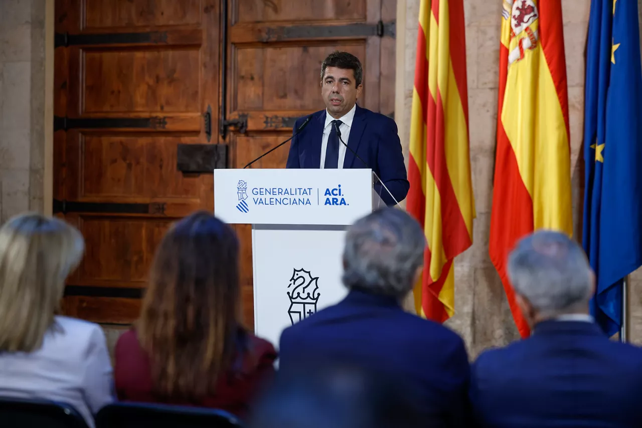 GRAFCVA146. VALENCIA, 03/11/2025.- El president de la Generalitat, Carlos Mazón, durante su comparecencia en la que ha anunciado que dimitirá al frente del Gobierno valenciano, pero seguirá como diputado en Les Corts Valencianes y no convocará elecciones autonómicas anticipadas. EFE/Biel Alino
