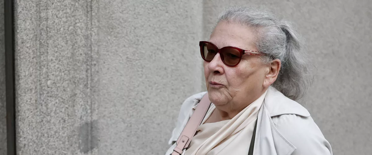 FOTODELDÍA MADRID , 09/04/2026.- Carmen Pano a su llegada este jueves al Tribunal Supremo donde prosigue el juicio a Ábalos, Koldo y Víctor de Aldama por el caso de las mascarillas, una presunta trama de corrupción para lucrarse con material sanitario durante la pandemia, con la declaración de testigos como Carmen Pano, quien afirma haber llevado sobres con dinero en efectivo a la sede del PSOE. EFE/Sergio Pérez
