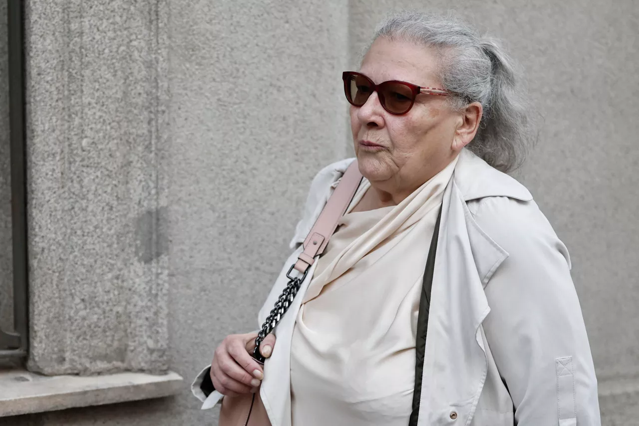 FOTODELDÍA MADRID , 09/04/2026.- Carmen Pano a su llegada este jueves al Tribunal Supremo donde prosigue el juicio a Ábalos, Koldo y Víctor de Aldama por el caso de las mascarillas, una presunta trama de corrupción para lucrarse con material sanitario durante la pandemia, con la declaración de testigos como Carmen Pano, quien afirma haber llevado sobres con dinero en efectivo a la sede del PSOE. EFE/Sergio Pérez
