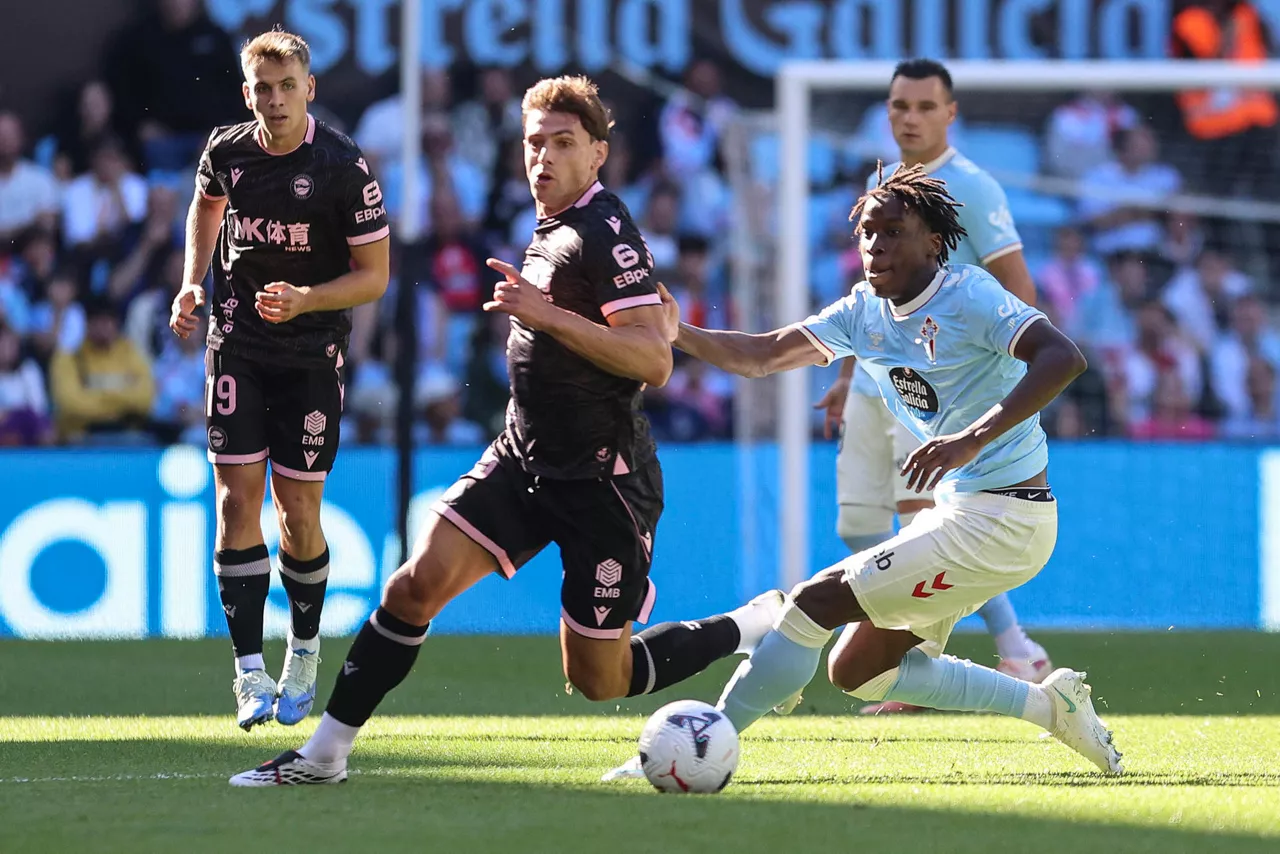 VIGO, 18/10/2026.- El centrocampista del Celta de Vigo Ilaix Mariba (d) y Lucas Boyé, del Alavés durante el partido de la jornada 9 de LaLiga entre el Celta de Vigo y el Alavés, este domingo en el Estadio Abanca-Balaídos . EFE / Salvador Sas
