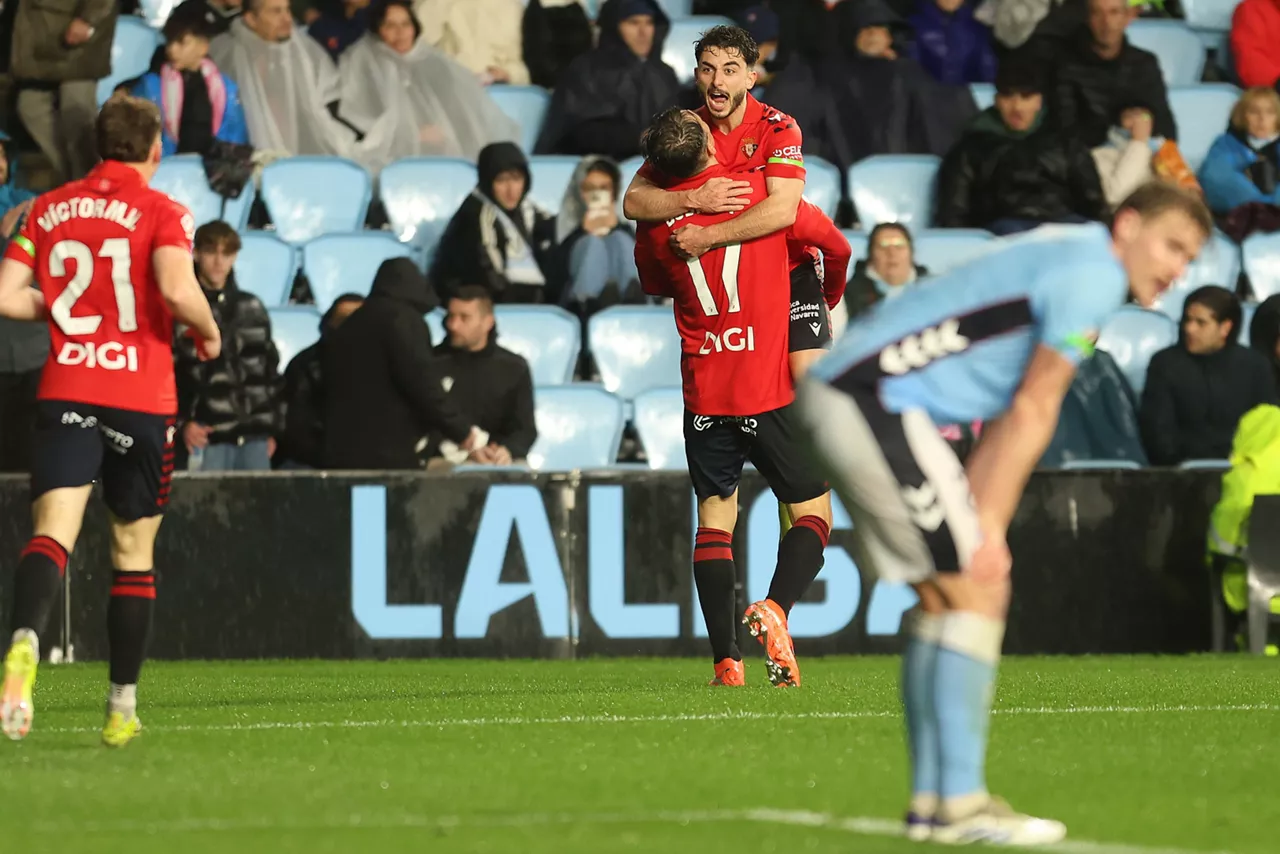 VIGO (PONTEVEDRA), 06/02/2026.- Los jugadores de Osasuna celebran el 0-1 conseguido durante el partido de LaLiga que Celta de Vigo y CA Osasuna disputan este viernes en el estadio de Balaídos. EFE/Salvador Sas

