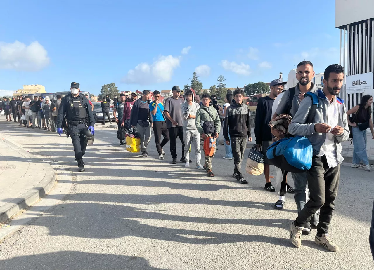 CEUTA (ESPAÑA), 13/09/2026.- La Policía Nacional está procediendo este domingo al traslado de cientos de migrantes que permanecían durmiendo en la calle a una nueva ubicación formada por varias carpas con la intención de evitar que continúen durmiendo a la intemperie. Según han informado a EFE fuentes policiales, el traslado se está produciendo desde primeras horas de esta mañana desde el emplazamiento de Loma Colmenar hacia unas carpas que han sido habilitadas junto a la antigua prisión de Los Rosales. EFE/ Reduan
