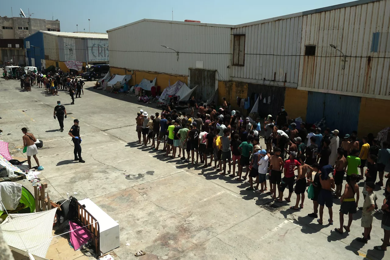 15 August 2026, Spain, Ceuta: Migrants arrive at a food distribution site run by Luna Blanca, an NGO based in Ceuta. The Spanish exclave in North Africa remains one of the hotspots for migration flows between the African continent and the European Union Photo: Sven Kaeuler/dpa