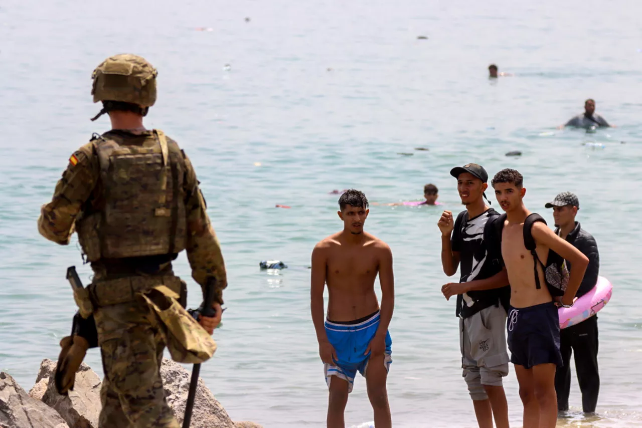 FOTODELDÍA CEUTA, 31/07/2026.- Varios migrantes en la costa española de Ceuta, este viernes. El número de cadáveres encontrados en las últimas horas en la costa de la ciudad española de Ceuta tras la entrada masiva de personas procedentes de Marruecos asciende ya a 43, informaron a EFE fuentes policiales. Las fuerzas de seguridad y los servicios de emergencia siguen localizando algunos cuerpos de las miles de personas, sobre todo marroquíes y argelinos, que se lanzaron al mar desde las costas marroquíes de Castillejos para intentar alcanzar la costa ceutí a nado en los últimos días; y no se descarta que la cifra continúe aumentando. EFE/ Reduan Dris

