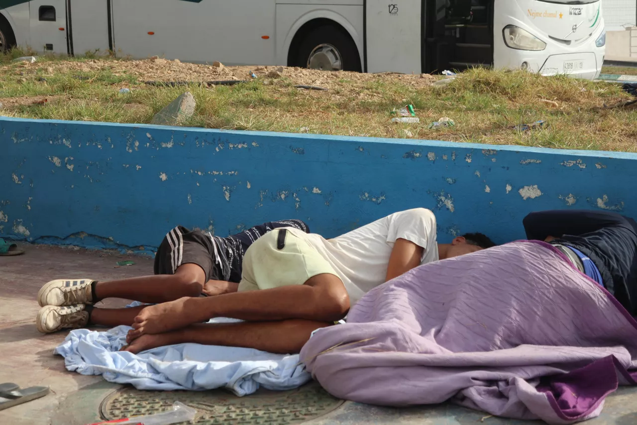 CASTILLEJOS, 01/08/2026.- Decenas de autobuses trasladaron desde primeras horas del sábado a distintos puntos del país a cientos de migrantes que se encontraban en la localidad marroquí de Fnideq (Castillejos) tras entrar irregularmente en el enclave español de Ceuta. EFE/ Mohamed Siali
