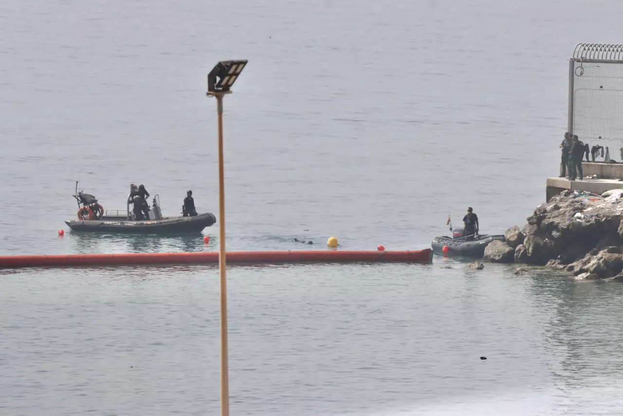 FOTODELDÍA - Ceuta, 01/08/2026.- Colocación de una boya flotante para marcar el límite entre la playa del Tarajal de Ceuta y Marruecos, tras la entrada masiva de personas en los últimos días. EFE/Reduan
