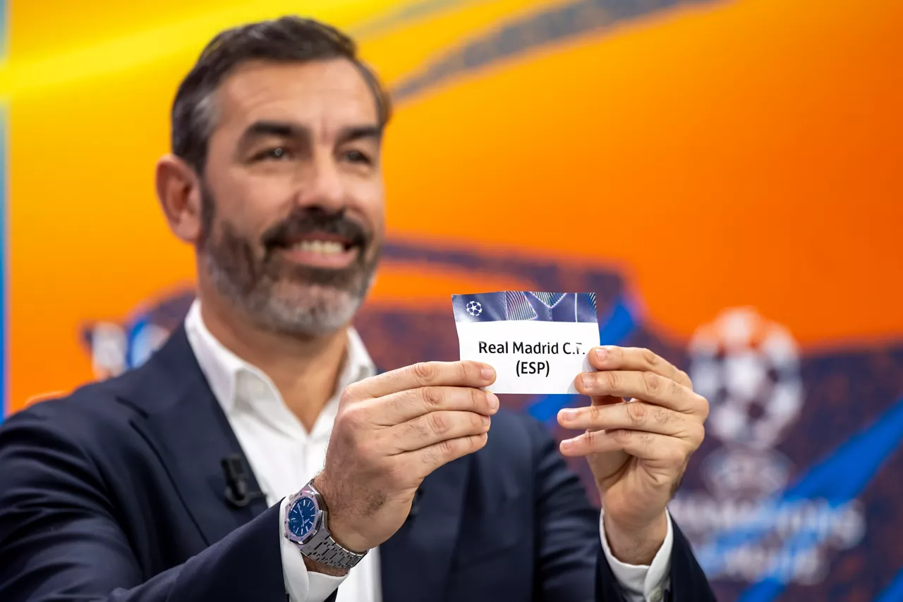 NYON (Switzerland), 30/01/2026.- French former player and ambassador Robert Pires shows a ticket for Real Madrid CF (ESP) during the UEFA Champions League knockout phase play-off draw at the UEFA headquarters in Nyon, Switzerland, 30 January 2026. (Liga de Campeones, Suiza) EFE/EPA/MARTIAL TREZZINI
