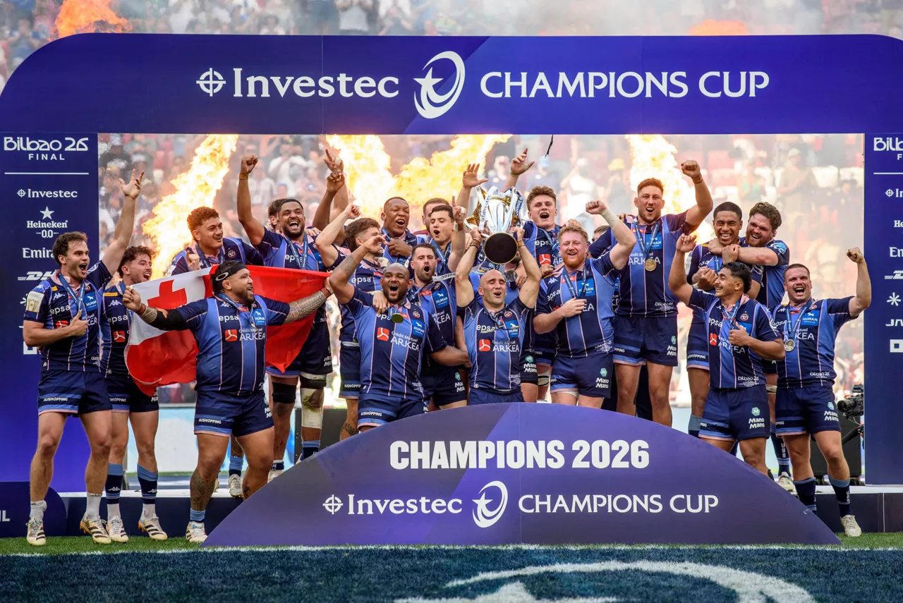 BILBAO, 23/05/2026.- Los jugadores del Union Bordeaux Bègles celebran con la copa la victoria ante el Leinster Rugby tras la final de Investec Champions Cup de Rugby 2026 este sábado en el estadio de San Mamés en Bilbao. EFE/Javier Zorrilla
