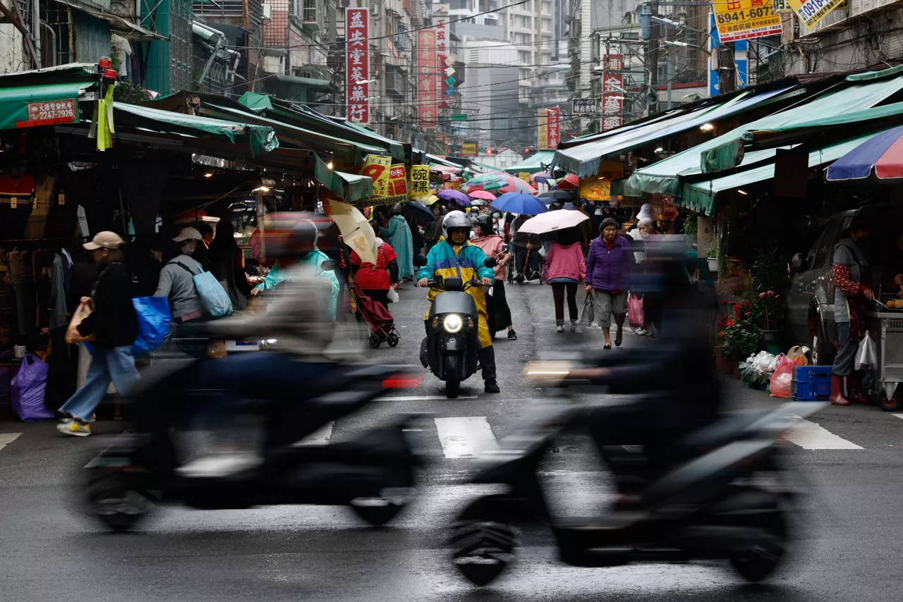 TAIPEI (Taiwan), 30/12/2025.- People drive past a wet market in Taipei, Taiwan, 30 December 2025. China carried out the drills in five designated maritime and airspace zones around Taiwan. EFE/EPA/RITCHIE B. TONGO
