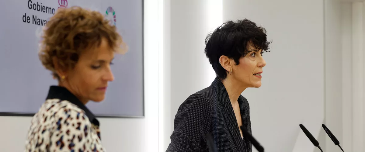 PAMPLONA, 10/04/2026.- La ministra de Inclusión, Seguridad Social y Migraciones, Elma Saiz, ha pedido "tranquilidad" ante el "inminente" proceso de regularización de personas inmigrantes, que "sigue el calendario" y que busca "estar a la altura". Lo ha dicho en la rueda de prensa posterior a la reunión mantenida este viernes en Pamplona con la presidenta de Navarra, María Chivite, con la que ha coordinado y compartido asuntos relacionados con el Ingreso Mínimo Vital, el Incentivo al Empleo y la Renta Garantizada. Sobre el proceso extraordinario de regularización de personas inmigrantes, la ministra ha abogado porque "vea la luz cuanto antes", pero ha enviado "un mensaje de tranquilidad. Estamos trabajando en que el procedimiento sea muy ágil y eficaz", ha zanjado tras recibir el apoyo de Navarra, cuya presidenta se ha mostrado "a su disposición para contribuir en lo que podamos". EFE/ Jesús Diges
