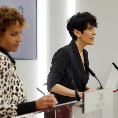 PAMPLONA, 10/04/2026.- La ministra de Inclusión, Seguridad Social y Migraciones, Elma Saiz, ha pedido "tranquilidad" ante el "inminente" proceso de regularización de personas inmigrantes, que "sigue el calendario" y que busca "estar a la altura". Lo ha dicho en la rueda de prensa posterior a la reunión mantenida este viernes en Pamplona con la presidenta de Navarra, María Chivite, con la que ha coordinado y compartido asuntos relacionados con el Ingreso Mínimo Vital, el Incentivo al Empleo y la Renta Garantizada. Sobre el proceso extraordinario de regularización de personas inmigrantes, la ministra ha abogado porque "vea la luz cuanto antes", pero ha enviado "un mensaje de tranquilidad. Estamos trabajando en que el procedimiento sea muy ágil y eficaz", ha zanjado tras recibir el apoyo de Navarra, cuya presidenta se ha mostrado "a su disposición para contribuir en lo que podamos". EFE/ Jesús Diges
