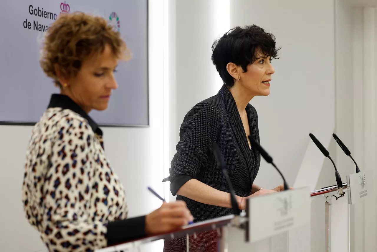 PAMPLONA, 10/04/2026.- La ministra de Inclusión, Seguridad Social y Migraciones, Elma Saiz, ha pedido "tranquilidad" ante el "inminente" proceso de regularización de personas inmigrantes, que "sigue el calendario" y que busca "estar a la altura". Lo ha dicho en la rueda de prensa posterior a la reunión mantenida este viernes en Pamplona con la presidenta de Navarra, María Chivite, con la que ha coordinado y compartido asuntos relacionados con el Ingreso Mínimo Vital, el Incentivo al Empleo y la Renta Garantizada. Sobre el proceso extraordinario de regularización de personas inmigrantes, la ministra ha abogado porque "vea la luz cuanto antes", pero ha enviado "un mensaje de tranquilidad. Estamos trabajando en que el procedimiento sea muy ágil y eficaz", ha zanjado tras recibir el apoyo de Navarra, cuya presidenta se ha mostrado "a su disposición para contribuir en lo que podamos". EFE/ Jesús Diges
