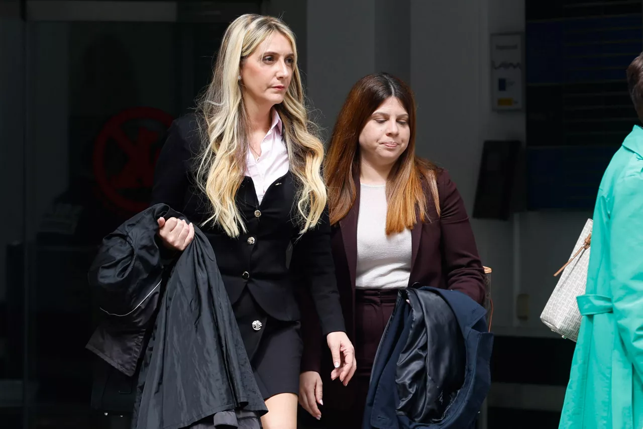 FOTODELDIA MADRID, 08/03/2026.- Claudia Montes (i) sale este miércoles al Tribunal Supremo (TS), donde ha acudido para declarar como testigo en el juicio que se sigue contra el exministro José Luis Ábalos, su exasesor Koldo García y al empresario Víctor de Aldama por el caso de las mascarillas, una presunta trama de corrupción para lucrarse con material sanitario durante la pandemia. EFE/Javier Lizon
