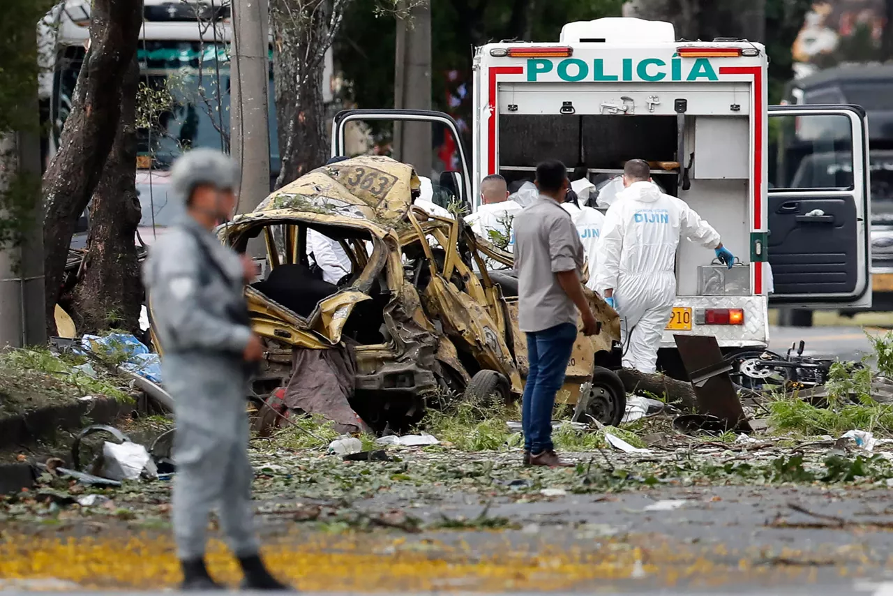 FOTODELDÍA AME2508. CALI (COLOMBIA), 21/08/2025.- Integrantes de la Dirección de Investigación Criminal e Interpol (DIJIN) inspeccionan un vehículo afectado tras una explosión en inmediaciones de la Escuela Militar de Aviación Marco Fidel Suárez este jueves, en Cali (Colombia). Al menos cinco personas murieron y 36 resultaron heridas por un atentado perpetrado con un camión bomba. EFE/ Ernesto Guzmán Jr
