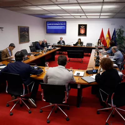PAMPLONA, 14/10/2025.- El presidente de la mesa de contratación de la obra para duplicar los túneles de Belate Jesús Polo (fondo, i), abre este martes las comparecencias de la Comisión de Investigación del Parlamento de Navarra sobre las licitaciones de obra pública. Los grupos parlamentarios decidieron que la Comisión comenzara analizando las obras de Belate, que son las últimas, de hecho, están en marcha. Descartó así hacerlo de forma cronológica desde el año 2011 hasta hoy. EFE/ Jesus Diges
