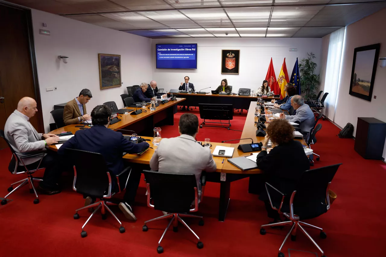 PAMPLONA, 14/10/2025.- El presidente de la mesa de contratación de la obra para duplicar los túneles de Belate Jesús Polo (fondo, i), abre este martes las comparecencias de la Comisión de Investigación del Parlamento de Navarra sobre las licitaciones de obra pública. Los grupos parlamentarios decidieron que la Comisión comenzara analizando las obras de Belate, que son las últimas, de hecho, están en marcha. Descartó así hacerlo de forma cronológica desde el año 2011 hasta hoy. EFE/ Jesus Diges
