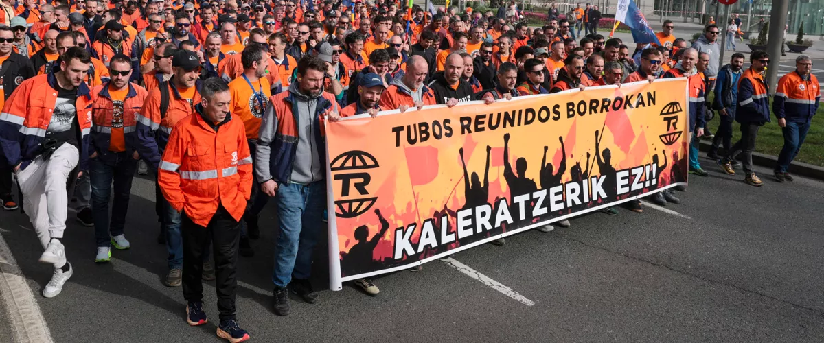 GRAFCAV595. BILBAO, 04/03/2026.-Los trabajadores de Tubos Reunidos se concentran frente al Palacio Euskalduna de Bilbao coincidiendo con una nueva reunión de la mesa negociadora del ERE presentado por la dirección y en el marco de una nueva jornada de huelga en la planta alavesa de Amurrio.EFE/Luis Tejido
