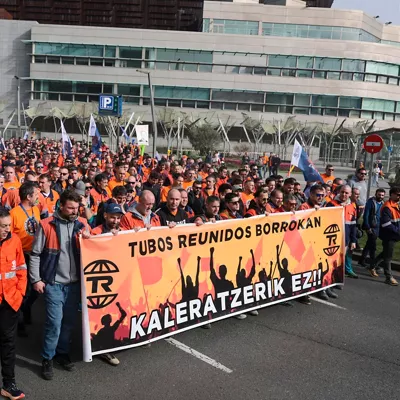 GRAFCAV595. BILBAO, 04/03/2026.-Los trabajadores de Tubos Reunidos se concentran frente al Palacio Euskalduna de Bilbao coincidiendo con una nueva reunión de la mesa negociadora del ERE presentado por la dirección y en el marco de una nueva jornada de huelga en la planta alavesa de Amurrio.EFE/Luis Tejido
