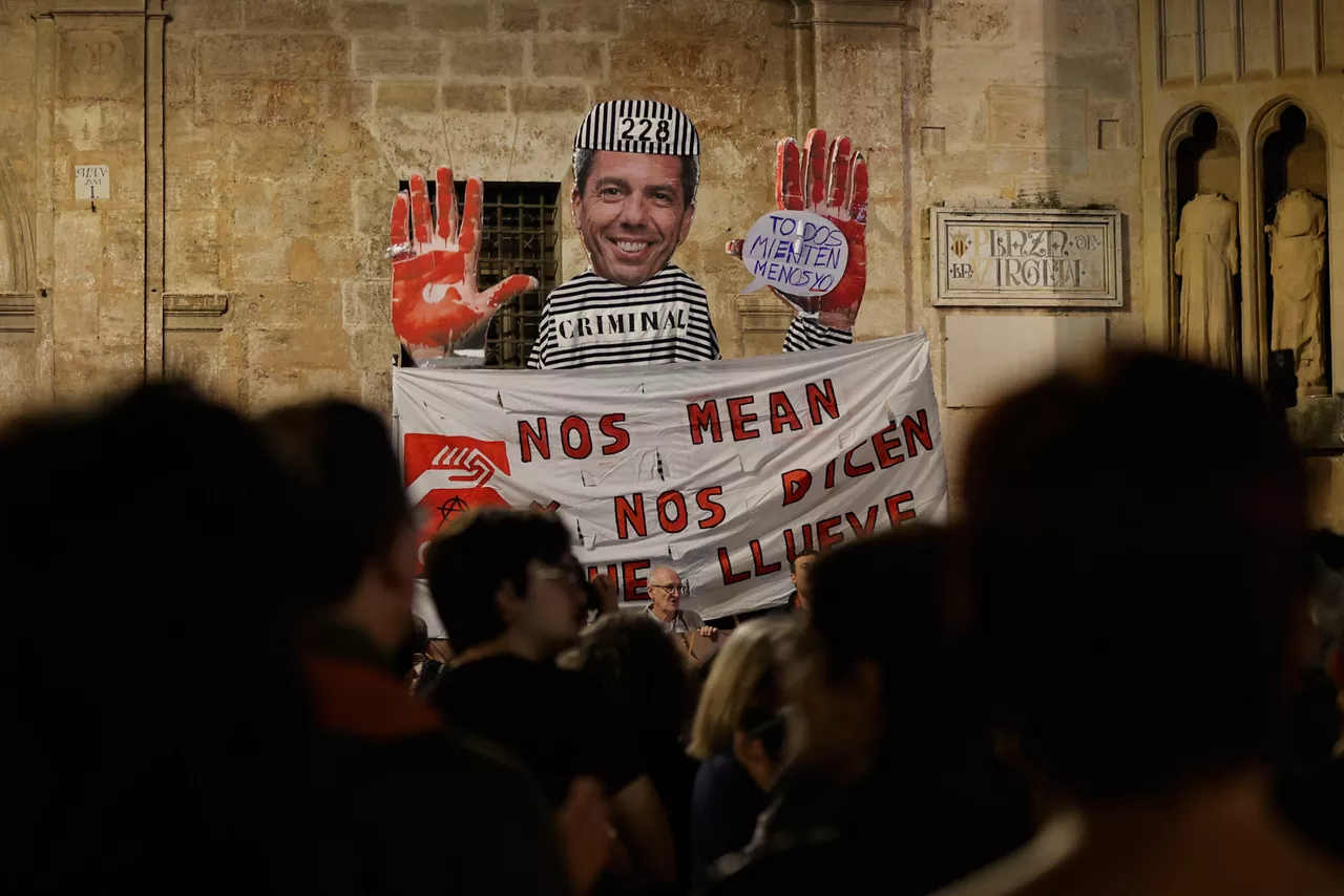 Una concentración en la plaza de la Virgen de València este lunes, día en que Carlos Mazón ha renunciado como president de la Generalitat, ha reunido a varios cientos de personas para reconocer la lucha de los movimientos sociales que han estado al lado de las víctimas de la dana y sus familiares durante un año "largo y oscuro".