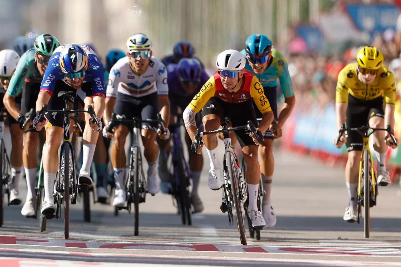 XERACO (VALENCIA), 29/08/2026.- El ciclista francés Bryan Coquard (2d), del Cofidis, se impone al sprint en la octava etapa de La Vuelta a España entre Puçol y Xeraco, de 171 kilómetros. EFE/Javier Lizón
