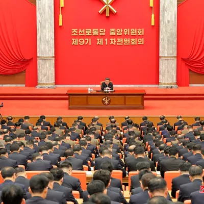 AME7859. PIONYANG (COREA DEL NORTE), 23/02/2026.- Fotografía cedida por la Agencia Estatal de Noticias Norcoreana (Kcna) que muestra al líder norcoreano, Kim Jong-un hablando este martes, en Pionyang (Corea del Norte). Jong-un afirmó durante el Congreso del partido único en curso que Pionyang consolidará su economía en los próximos cinco años, dijo la Kcna, y llamó a "transformar" a la población entre denuncias de una creciente represión. EFE/ KCNA /SOLO USO EDITORIAL/ NO VENTAS/ SOLO DISPONIBLE PARA ILUSTRAR LA NOTICIA QUE ACOMPAÑA (CRÉDITO OBLIGATORIO)
