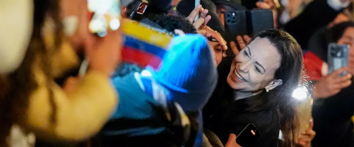 OSLO (Norway), 11/12/2025.- Nobel Peace Prize laureate Maria Corina Machado greets supporters at the Grand Hotel in Oslo, Norway, 11 December 2025. She received the Nobel Peace Prize 2025 for her tireless work promoting democratic rights for the people of Venezuela and for her struggle to achieve a just and peaceful transition from dictatorship to democracy. This is her first public appearance in 11 months. (Noruega) EFE/EPA/LISE ASERUD NORWAY OUT
